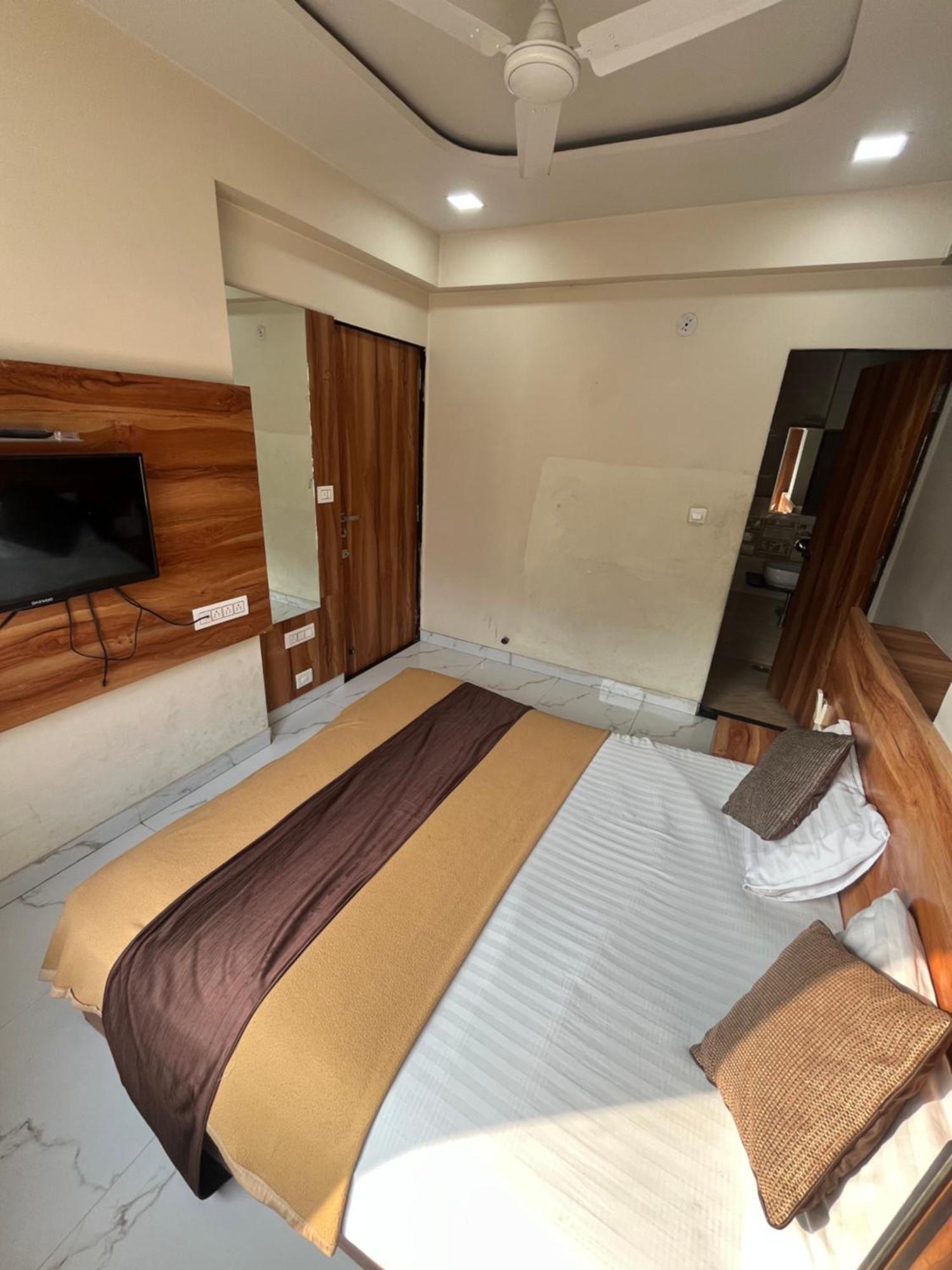 Bansuri Hotel - Opposite Shreenathji Temple Just80Mtr Walk L 1Min Away 966O9O1Oo6 Nathdwara Bagian luar foto